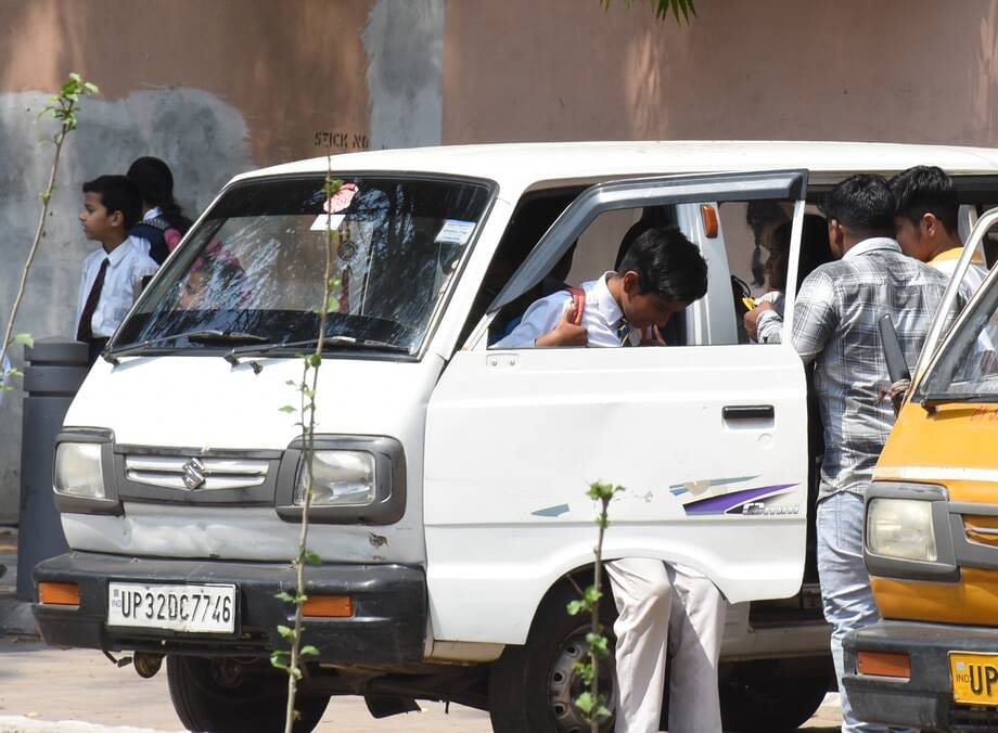 मानकविहीन स्कूली वैन।