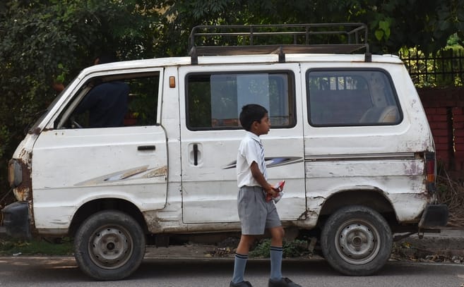 मानकविहीन स्कूली वैन।