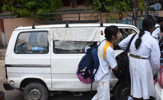 मानकविहीन स्कूली वैन।