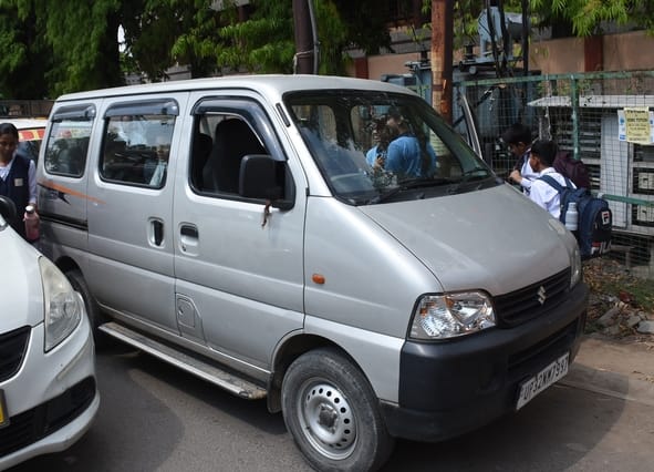 मानकविहीन स्कूली वैन।