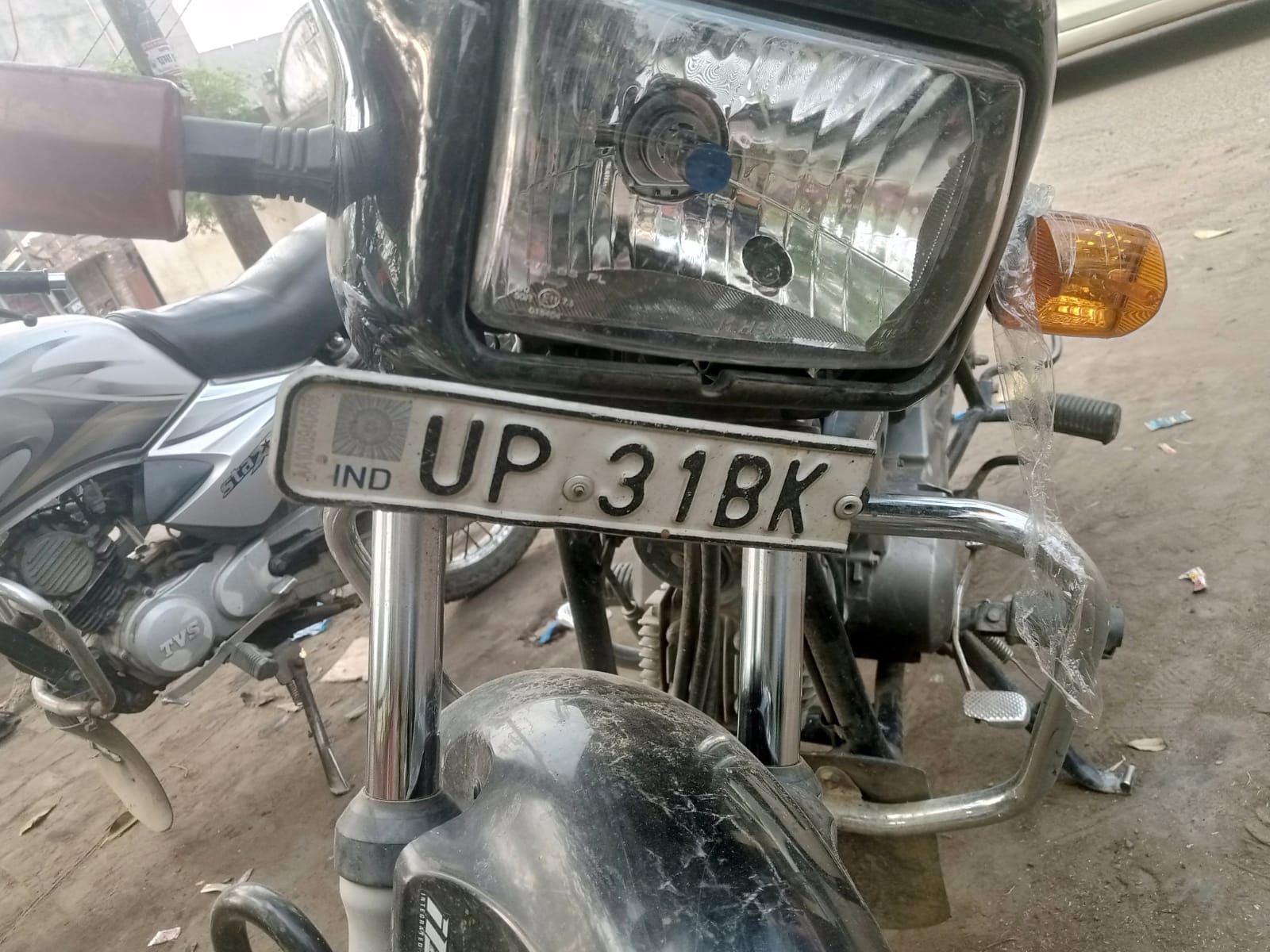 नौरंगाबाद रोड पर  बिना एचएसआरपी सड़क पर दौड़ती कार। संवाद