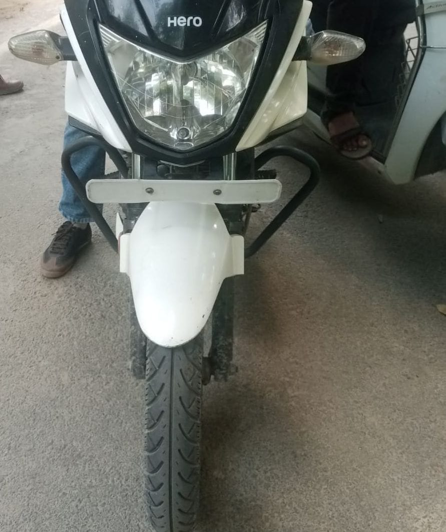 नौरंगाबाद रोड पर  बिना एचएसआरपी सड़क पर दौड़ती कार। संवाद