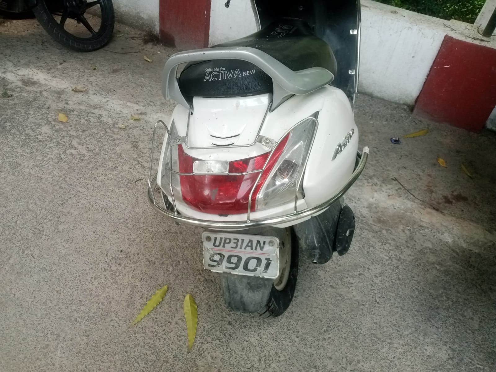 नौरंगाबाद रोड पर  बिना एचएसआरपी सड़क पर दौड़ती कार। संवाद