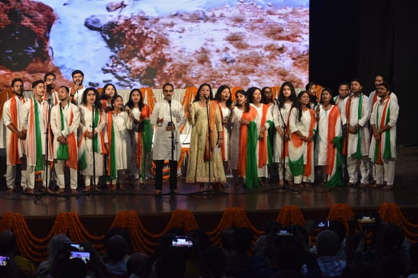 पं. रवि शंकर की 107वीं जयंती पर प्रस्तुित देते कलाकार। -अमर उजाला