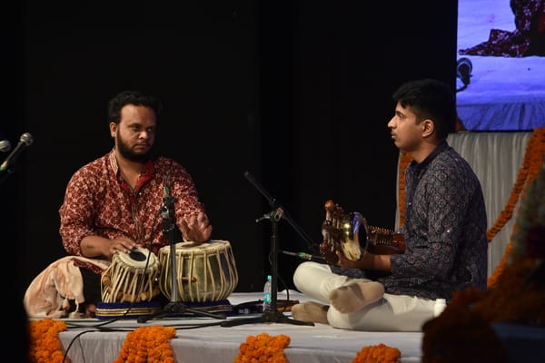 पं. रवि शंकर की 107वीं जयंती पर प्रस्तुित देते कलाकार। -अमर उजाला