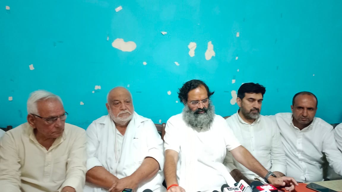 पत्रकारों से बात करते पूर्व सांसद बृजेंद्र सिंह। संवाद