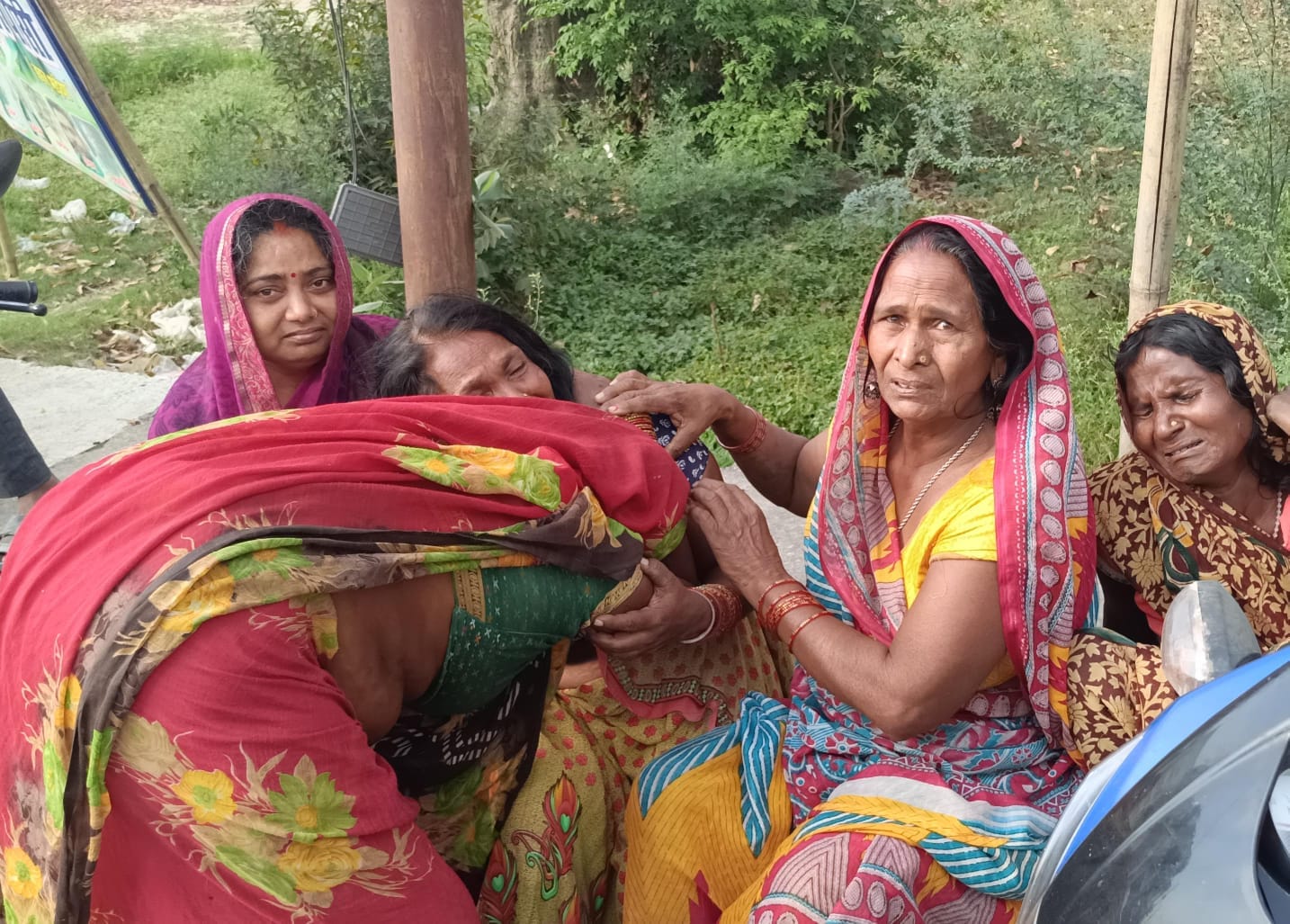 रैकिश की मौत की सूचना पर बिलखतीं महिलाएं व मौजूद भीड़। रैकिश की मौत की सूचना पर बिलखतीं महिलाएं व मौजूद भीड़।