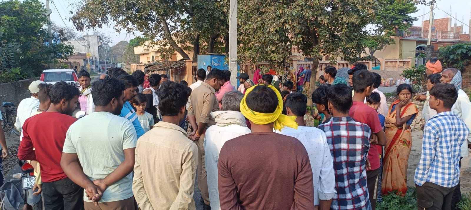 रैकिश की मौत की सूचना पर बिलखतीं महिलाएं व मौजूद भीड़। रैकिश की मौत की सूचना पर बिलखतीं महिलाएं व मौजूद भीड़।