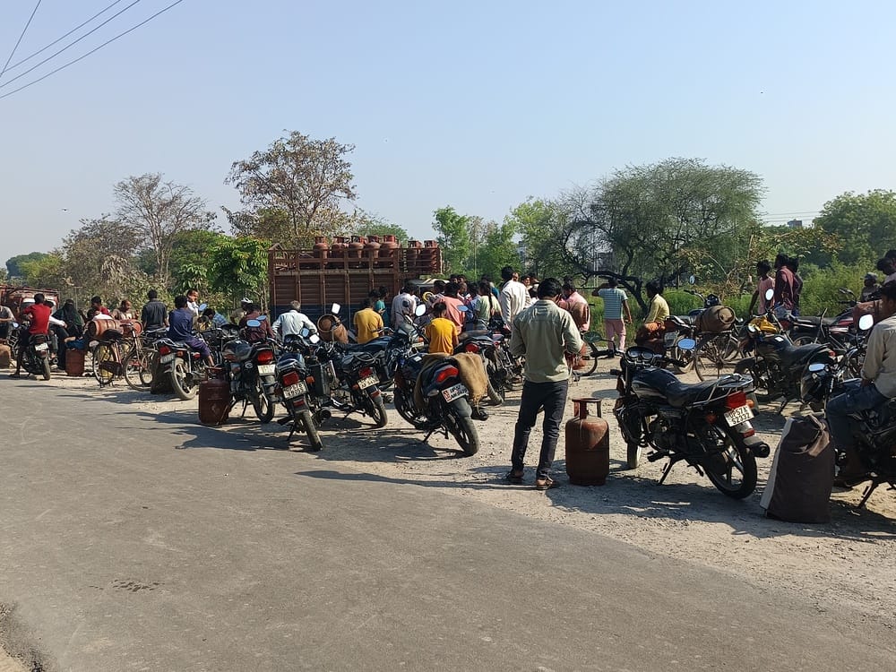 रामकोला मे इंडियन गैस एजेंसी के सामने सडक जाम कर रहे उपभोक्ताओ को समझते तहसीलदार चंदन शर्मा एसए रामकोला मे इंडियन गैस एजेंसी के सामने सडक जाम कर रहे उपभोक्ताओ को समझते तहसीलदार चंदन शर्मा एसए