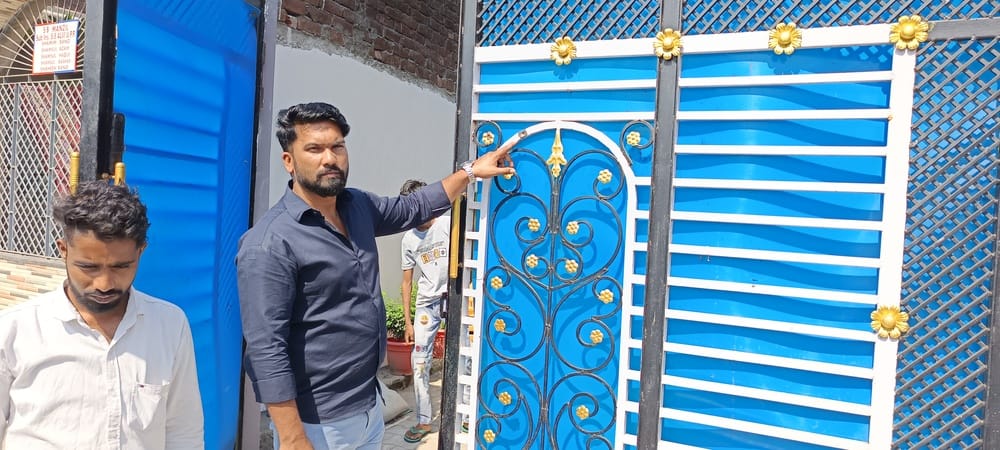 सभासद मोहमद आरिफ के घर पर मिला खाली कारतूस।स्रोत-सोशल मीडिया सभासद मोहमद आरिफ के घर पर मिला खाली कारतूस।स्रोत-सोशल मीडिया