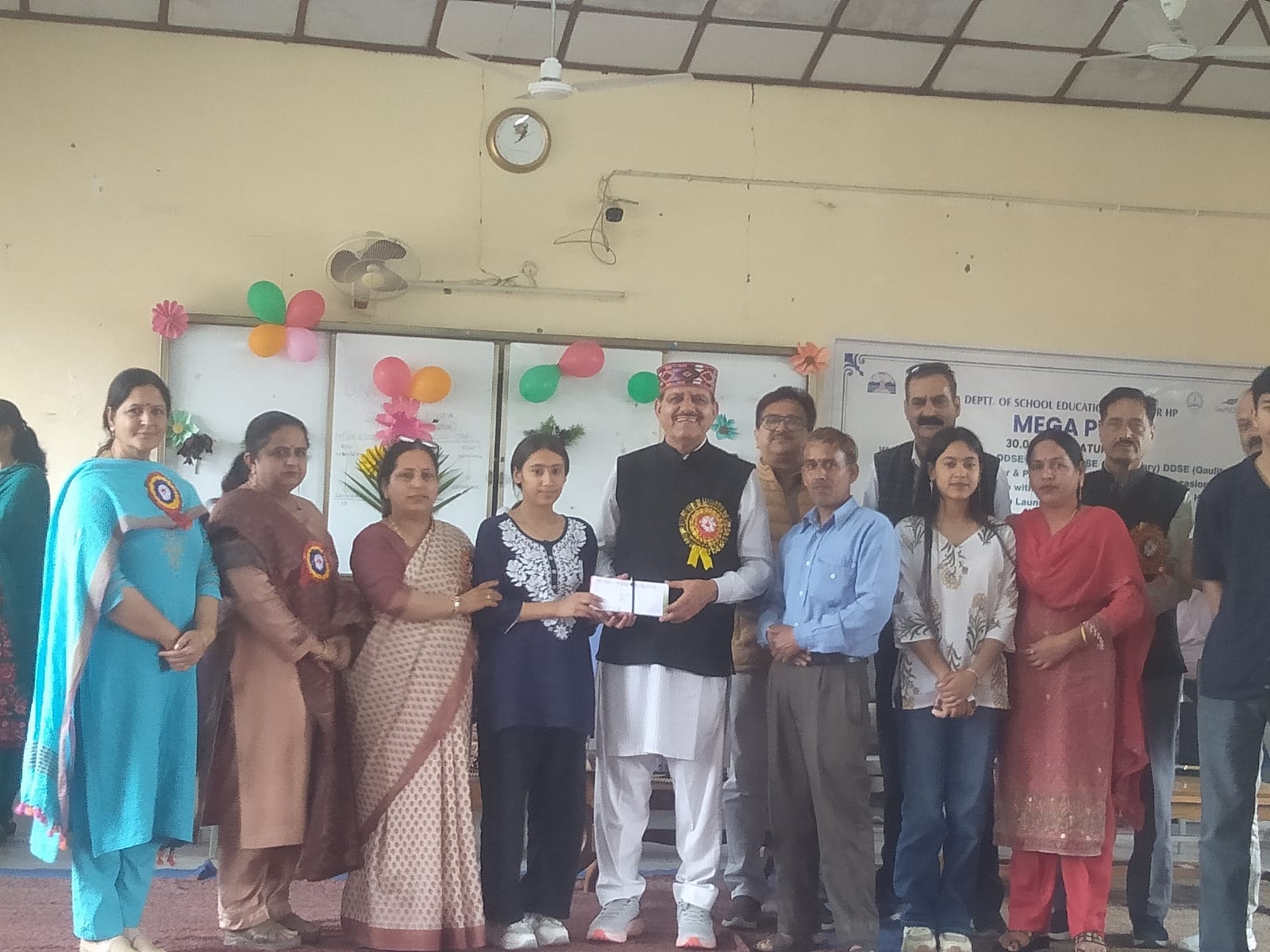 सुजानपुर स्कूल में मेधावी विद्यार्थियों को ई-वाउचर प्रदान करते विधायक। स्रोत : संस्थान सुजानपुर स्कूल में मेधावी विद्यार्थियों को ई-वाउचर प्रदान करते विधायक। स्रोत : संस्थान