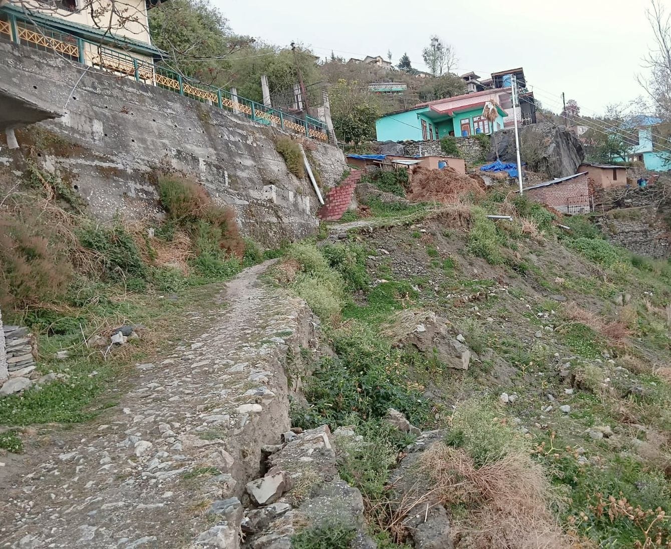 साल दर साल हो रहे भूस्खलन से केंद्रीय प्राथमिक पाठशाला डंसा खेल मैदान चढ़ रहा भूस्खलन की भेंट। 