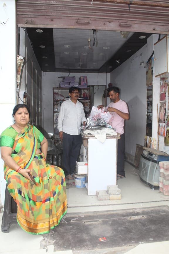 सेंट्रल मार्केट में कार्रवाई से पहले  छाती पीटकर विरोध जाते कौशिक समाजिक संगठन के पदाधिकारी व