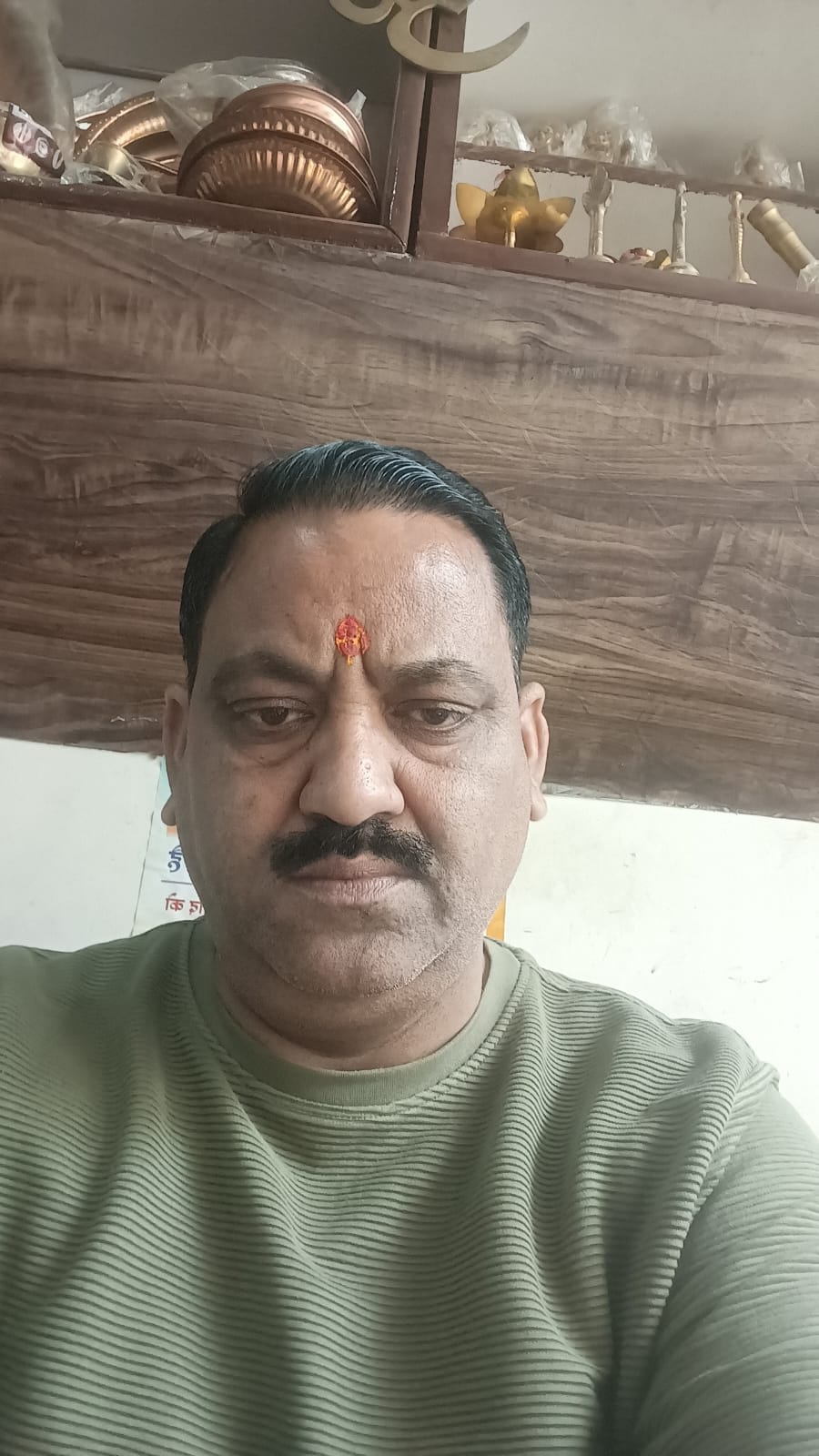 शहर की एक दुकान पर रखे बर्तन संवाद शहर की एक दुकान पर रखे बर्तन संवाद