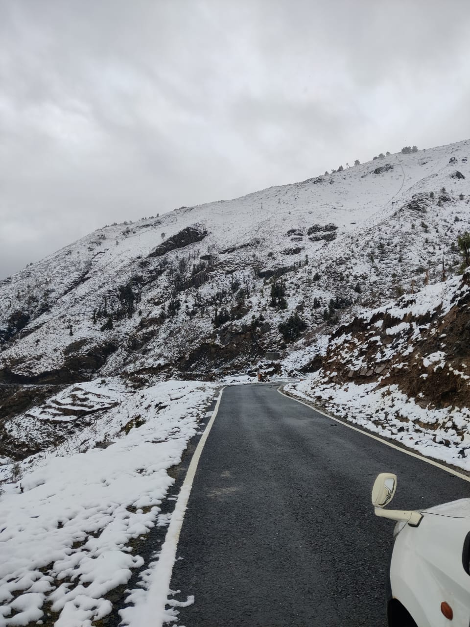 शैटाधार चिऊणी सड़क पर जाती टैक्सी। संवाद