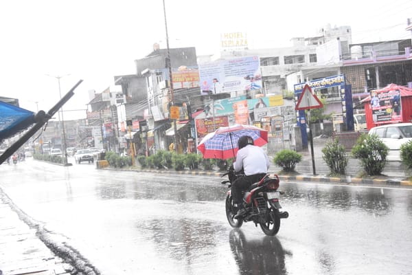 ऊना में झमाझम बारिश के बीच रेंगती गाड़ियां।संवाद