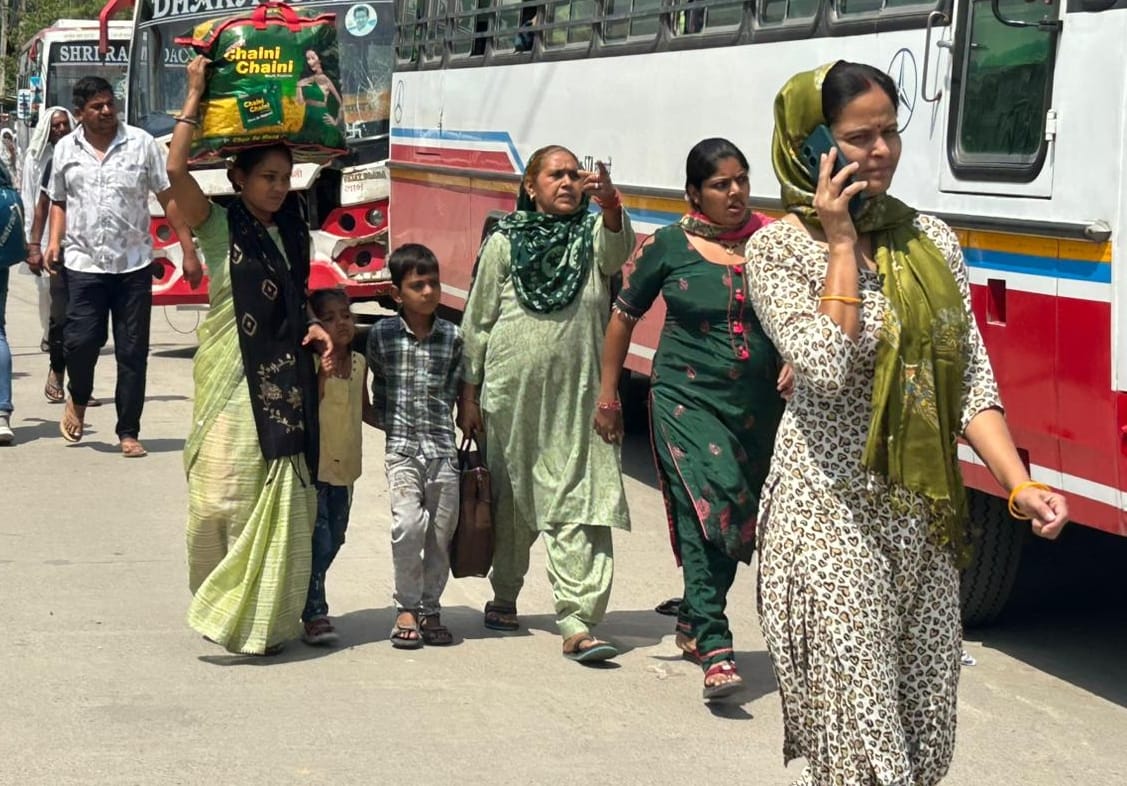 11-रोहतक बस स्टैंड के गेट नंबर तीन पर रोडवेज कर्मचारियों की ओर से किए विरोध प्रदर्शन के बाद समझ