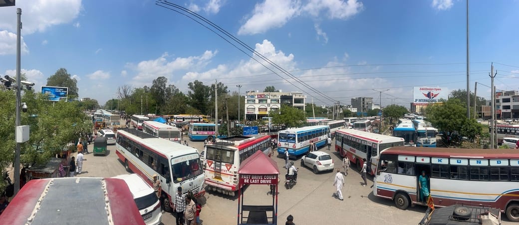 11-रोहतक बस स्टैंड के गेट नंबर तीन पर रोडवेज कर्मचारियों की ओर से किए विरोध प्रदर्शन के बाद समझ