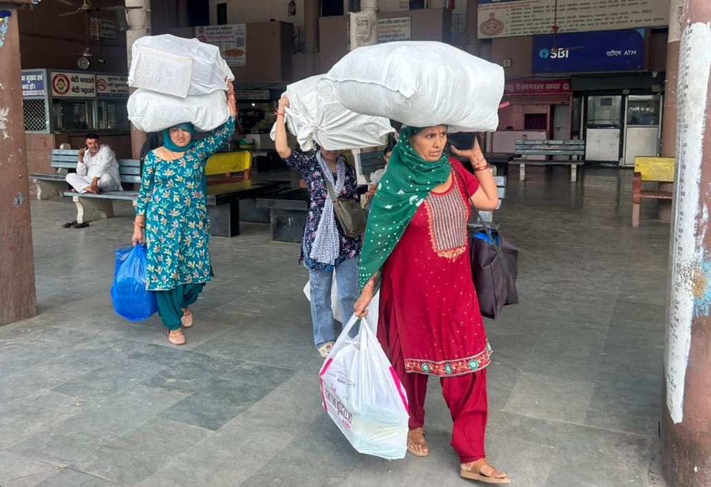 11-रोहतक बस स्टैंड के गेट नंबर तीन पर रोडवेज कर्मचारियों की ओर से किए विरोध प्रदर्शन के बाद समझ