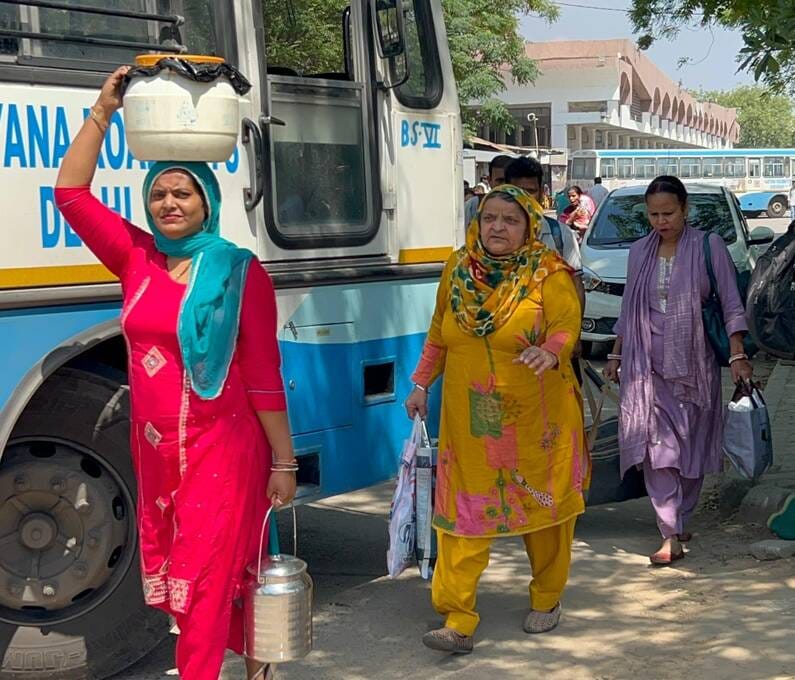 11-रोहतक बस स्टैंड के गेट नंबर तीन पर रोडवेज कर्मचारियों की ओर से किए विरोध प्रदर्शन के बाद समझ