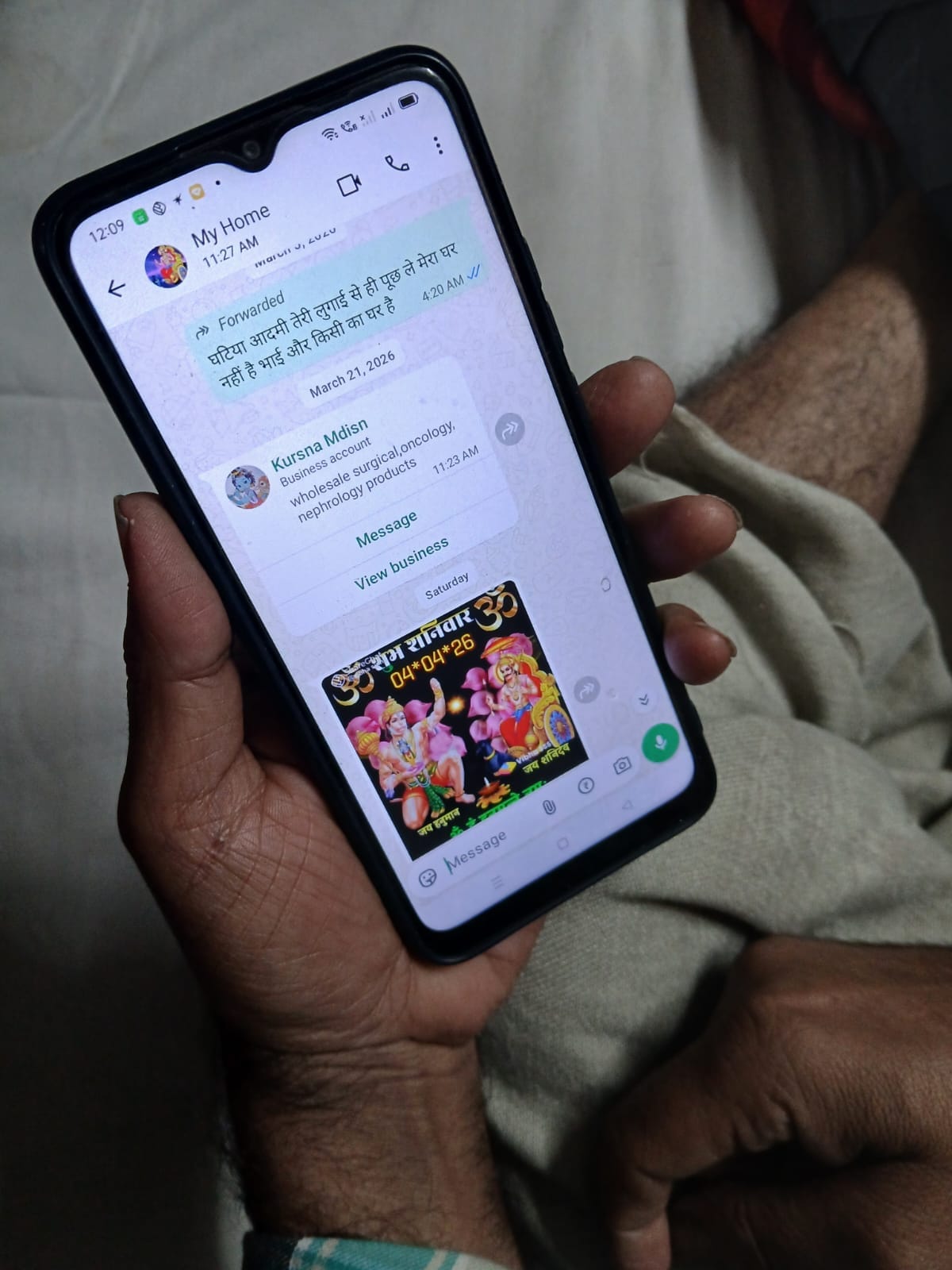 24-पीजीआई के हड्डी रोग विभाग के वार्ड में ऑपरेशन के लिए बाहर से लिखे सामान की सूची दिखाता मरीज। 24-पीजीआई के हड्डी रोग विभाग के वार्ड में ऑपरेशन के लिए बाहर से लिखे सामान की सूची दिखाता मरीज।