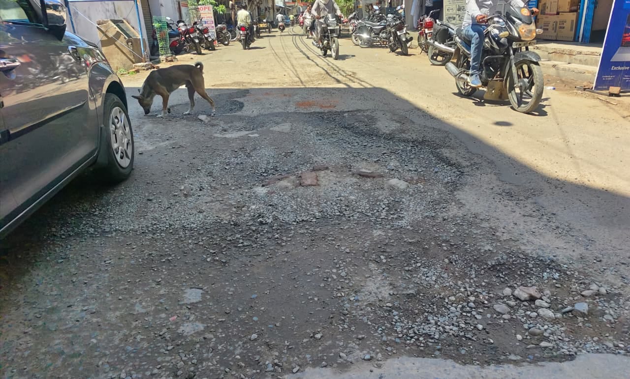 आर्यकन्या चौराहे की जर्जर हालत। संवाद