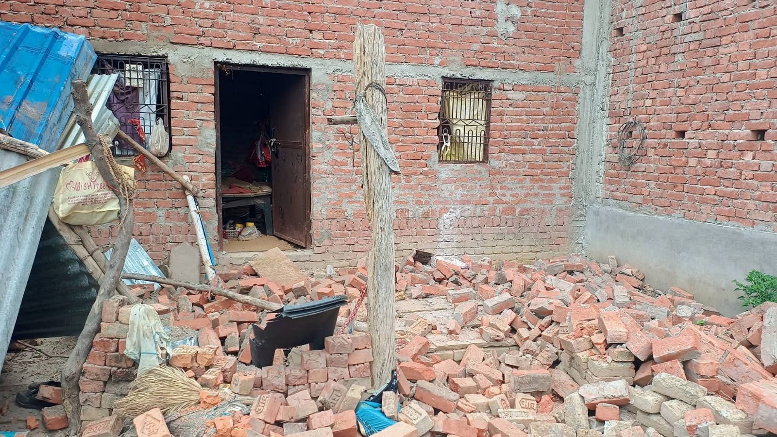 आंधी से वैशपुर में बिजली हाईटेंसन तार पर टूट कर गिरा पेड़ की डाली।-सोशल मीडिया। छानबे