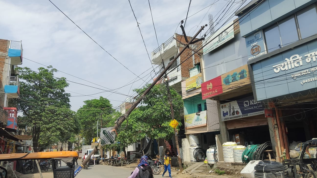 आंधी से वैशपुर में बिजली हाईटेंसन तार पर टूट कर गिरा पेड़ की डाली।-सोशल मीडिया। छानबे