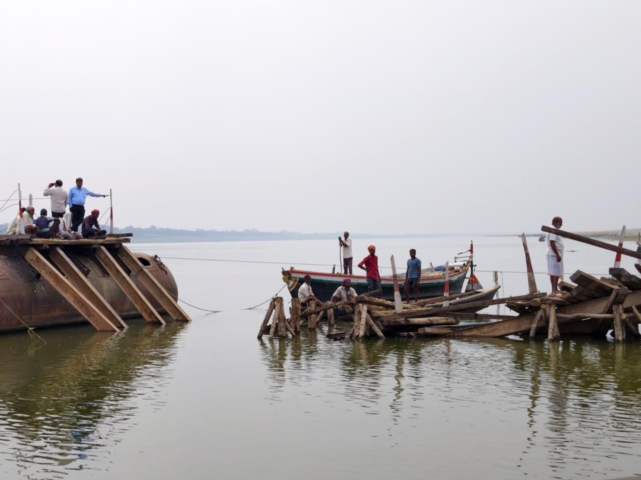 आंधी से वैशपुर में बिजली हाईटेंसन तार पर टूट कर गिरा पेड़ की डाली।-सोशल मीडिया। छानबे