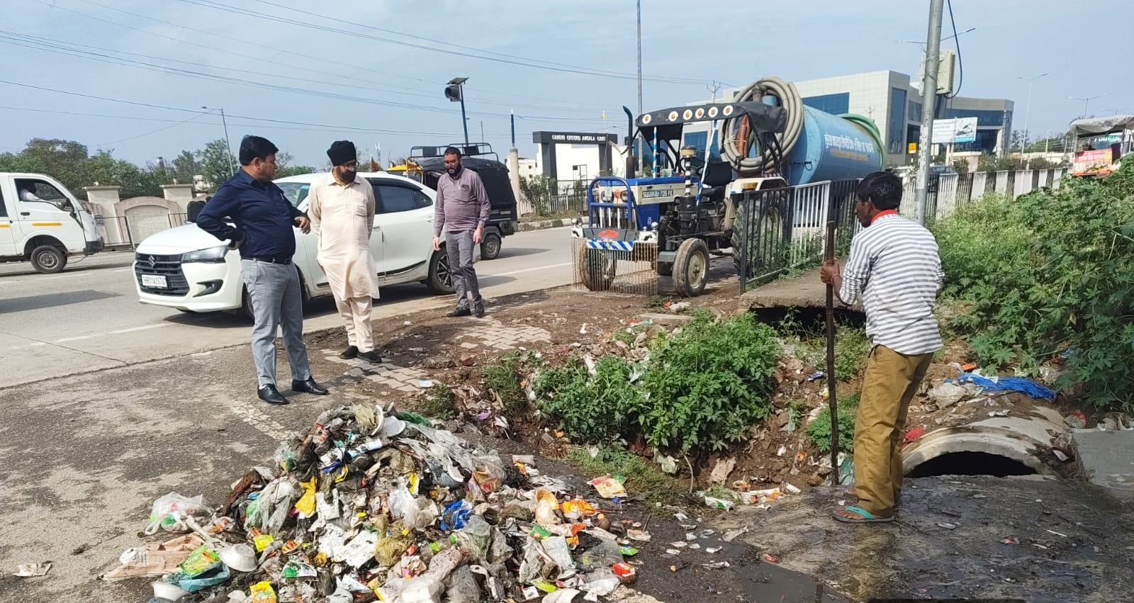 अंबाला छावनी के दुर्गा नगर क्षेत्र में मुख्य नाले की सफाई करते कर्मचारी। नप