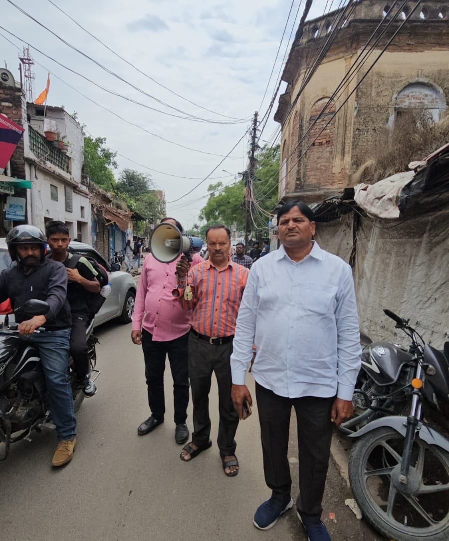 अलीगंज की सड़क और मुनादी करते कर्मचारी।