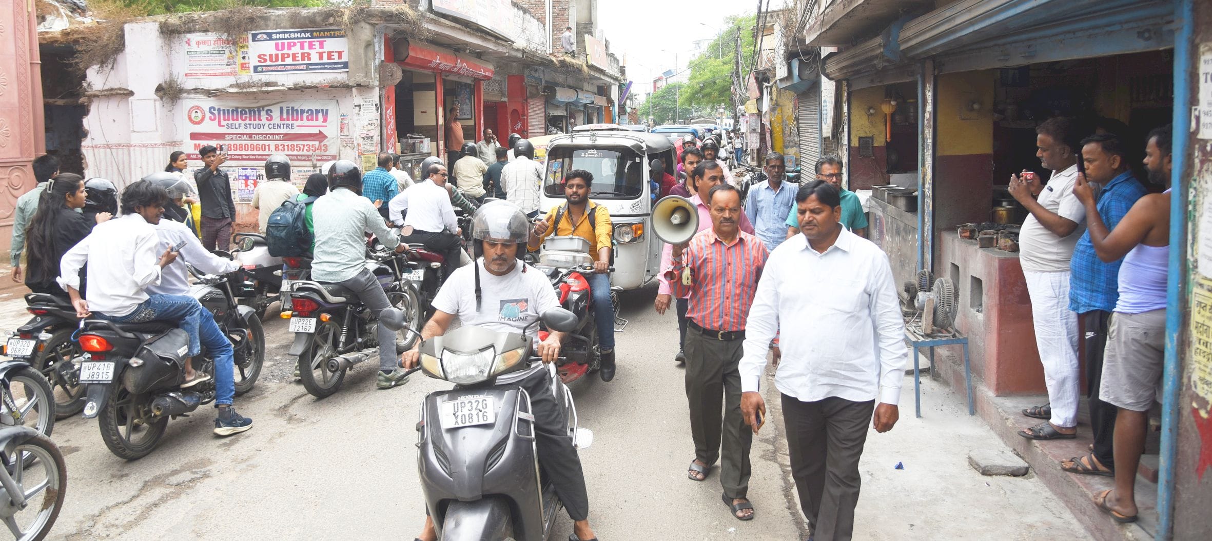 अलीगंज की सड़क और मुनादी करते कर्मचारी।