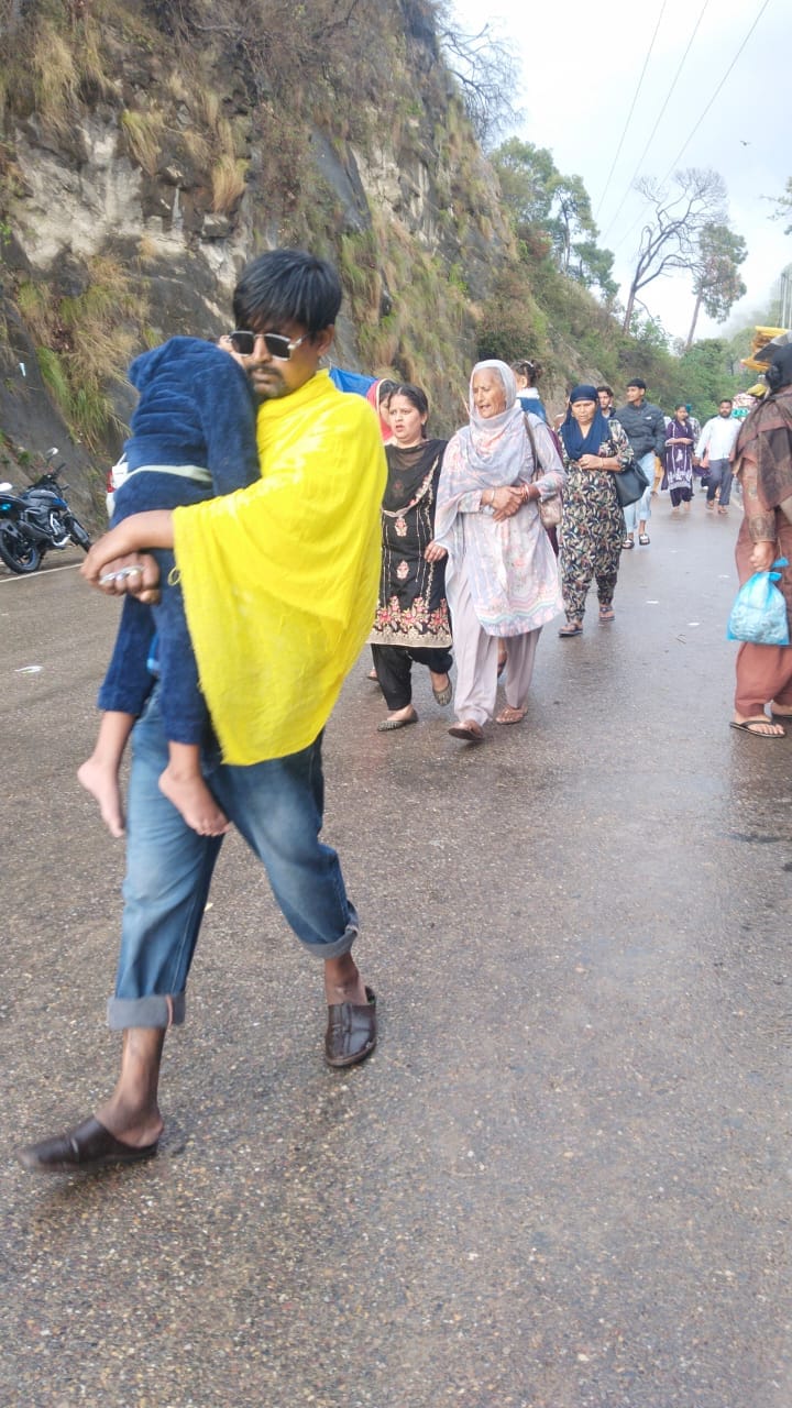 बाबा बालक नाथ मंदिर दियोटसिद्ध में दर्शनों के बाद बाहर आते श्रद्धालु। संवाद बाबा बालक नाथ मंदिर दियोटसिद्ध में दर्शनों के बाद बाहर आते श्रद्धालु। संवाद