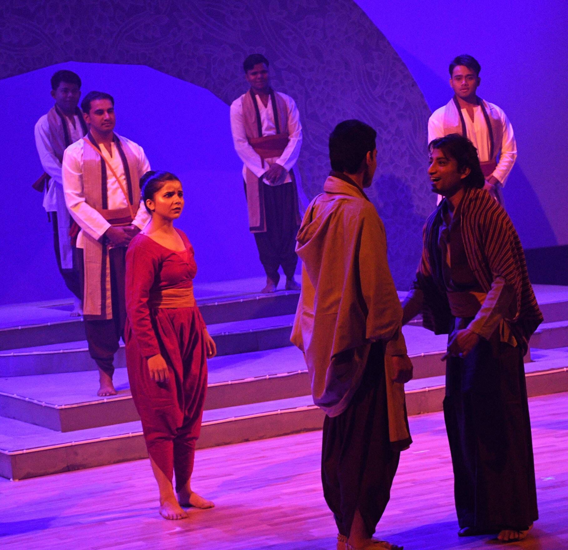 बीएनए में नाटक का मंचन करते कलाकार।