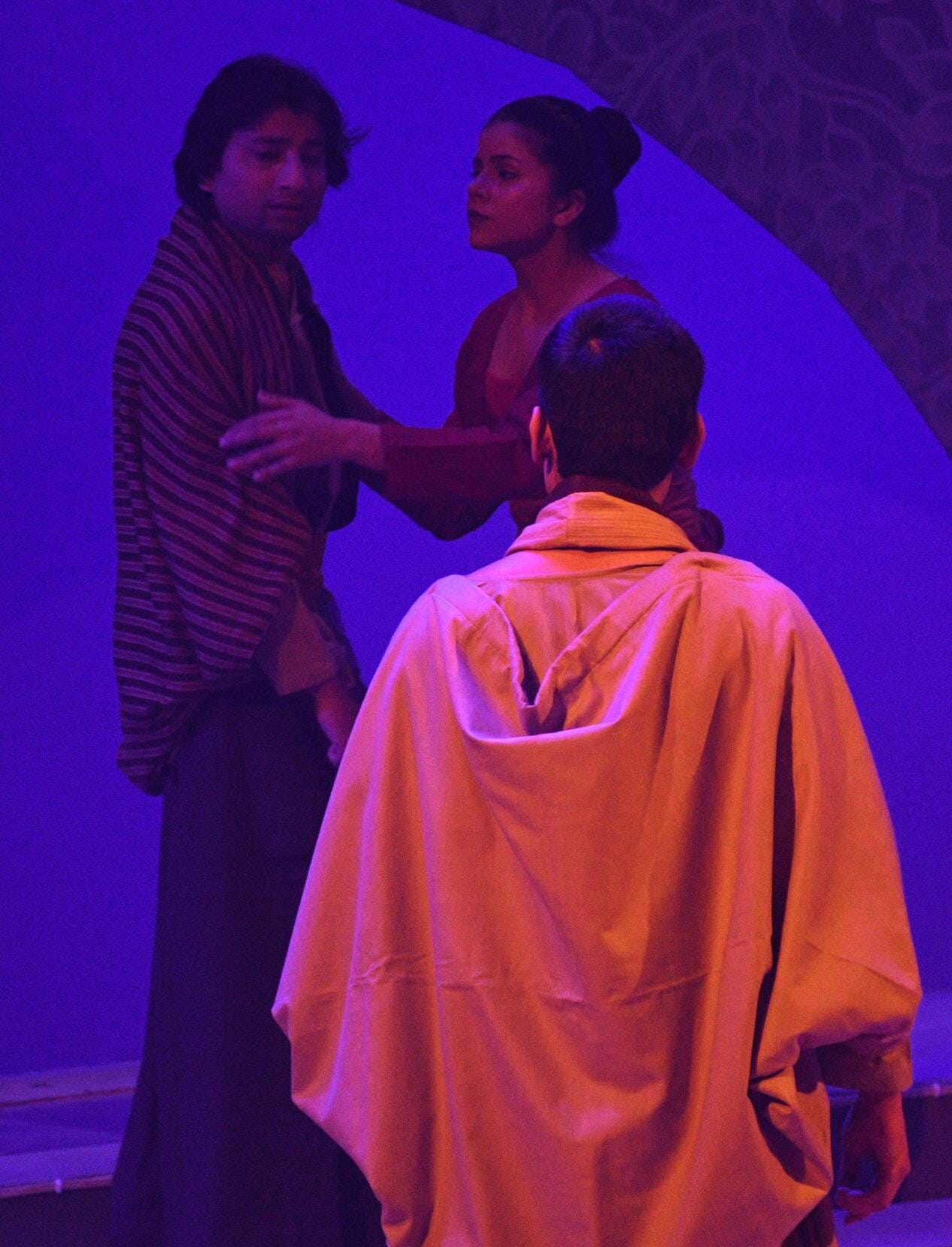 बीएनए में नाटक का मंचन करते कलाकार।