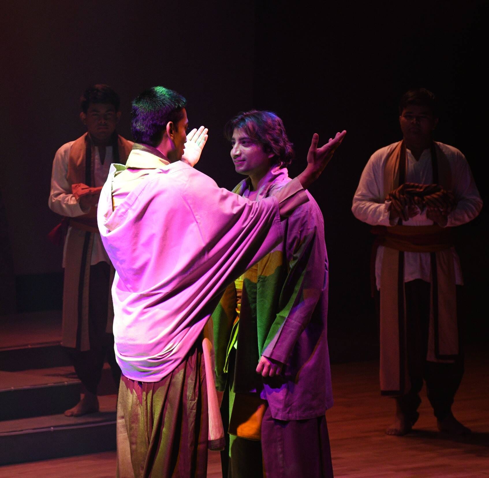 बीएनए में नाटक का मंचन करते कलाकार।