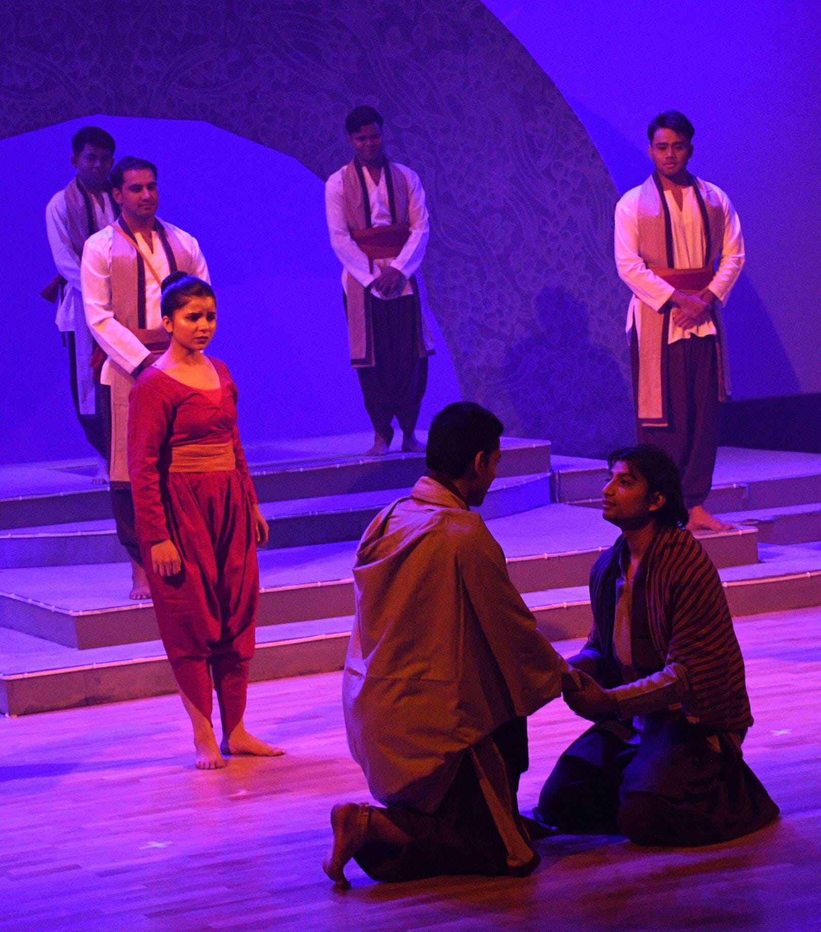 बीएनए में नाटक का मंचन करते कलाकार।