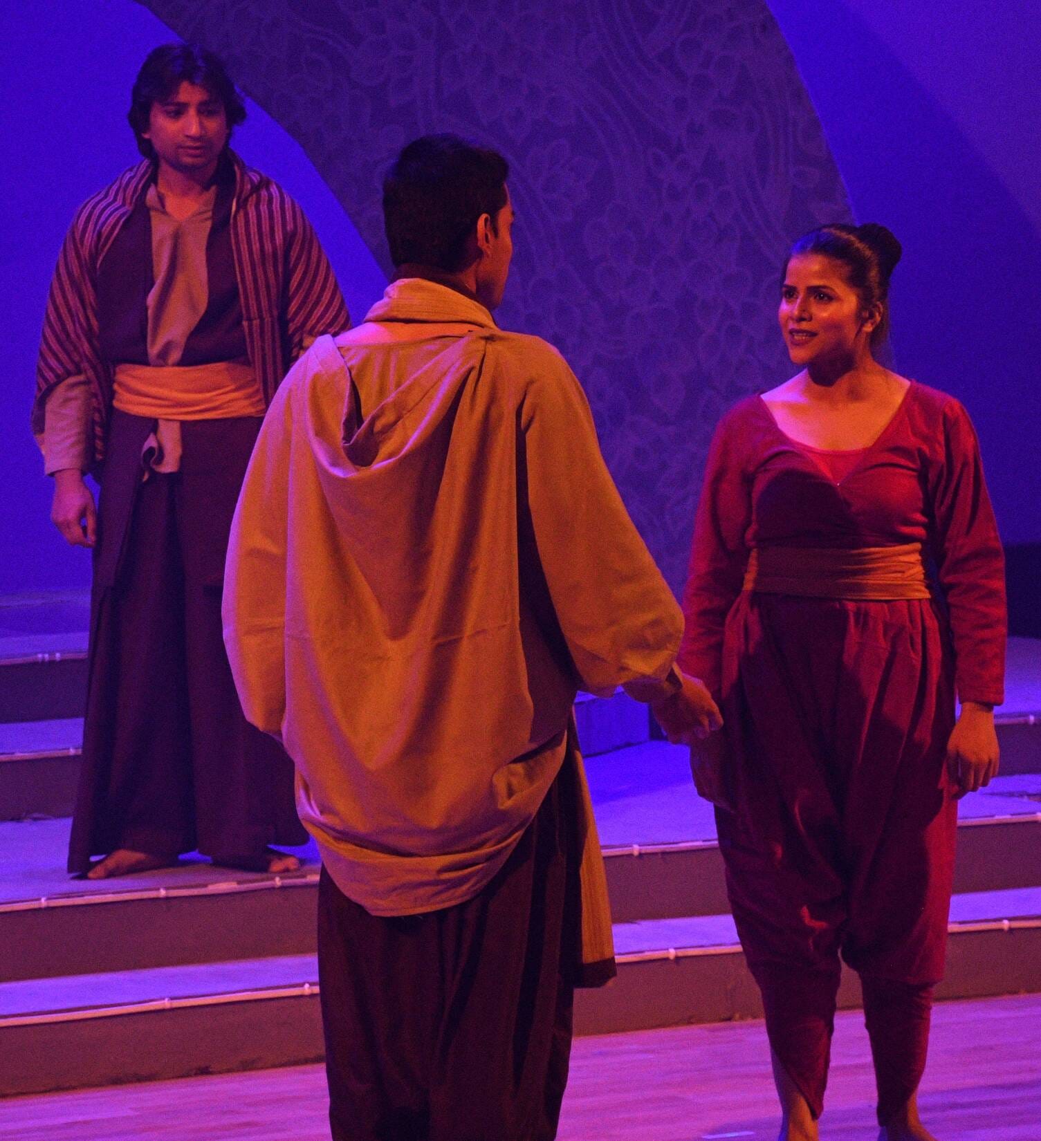 बीएनए में नाटक का मंचन करते कलाकार।