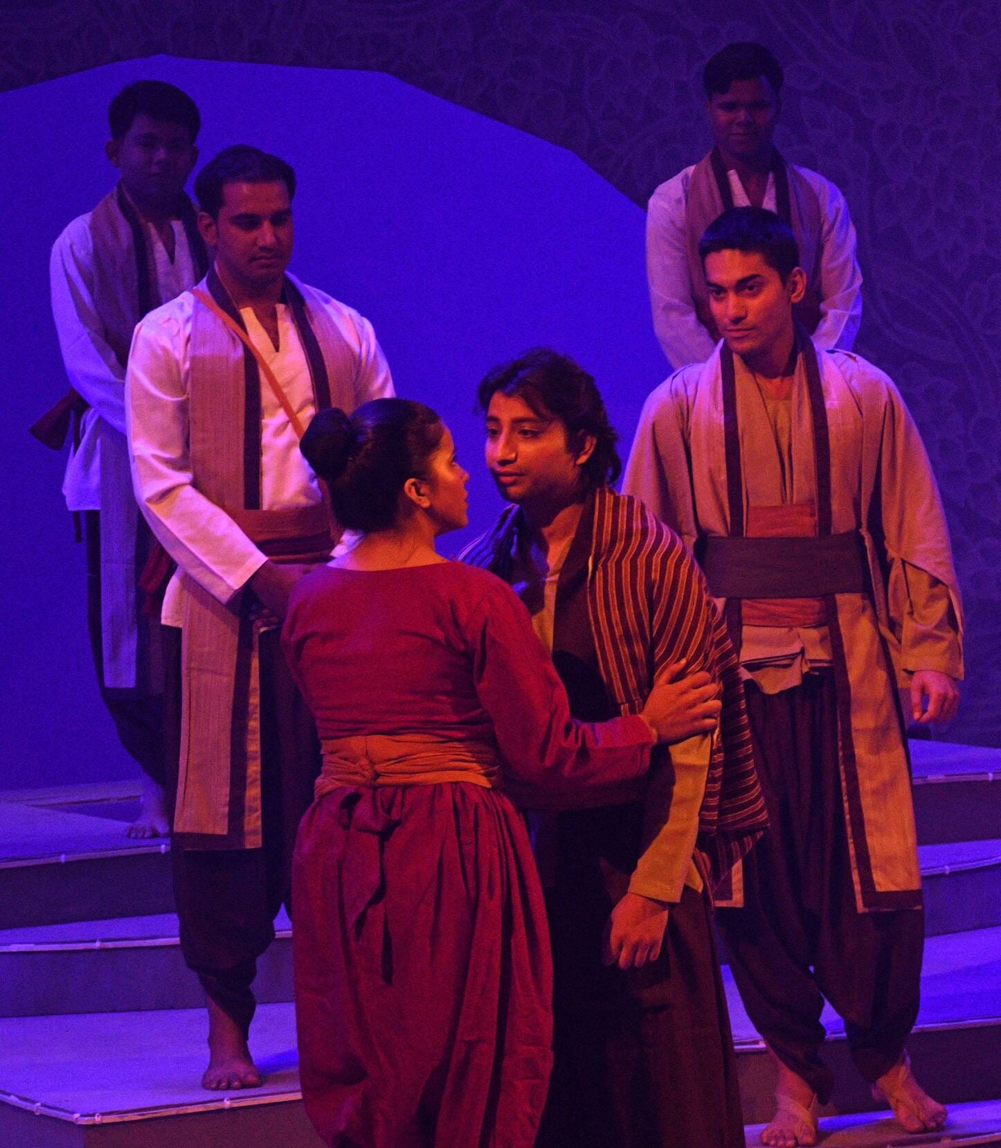 बीएनए में नाटक का मंचन करते कलाकार।