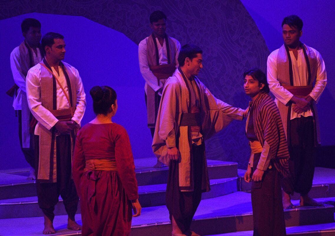 बीएनए में नाटक का मंचन करते कलाकार।