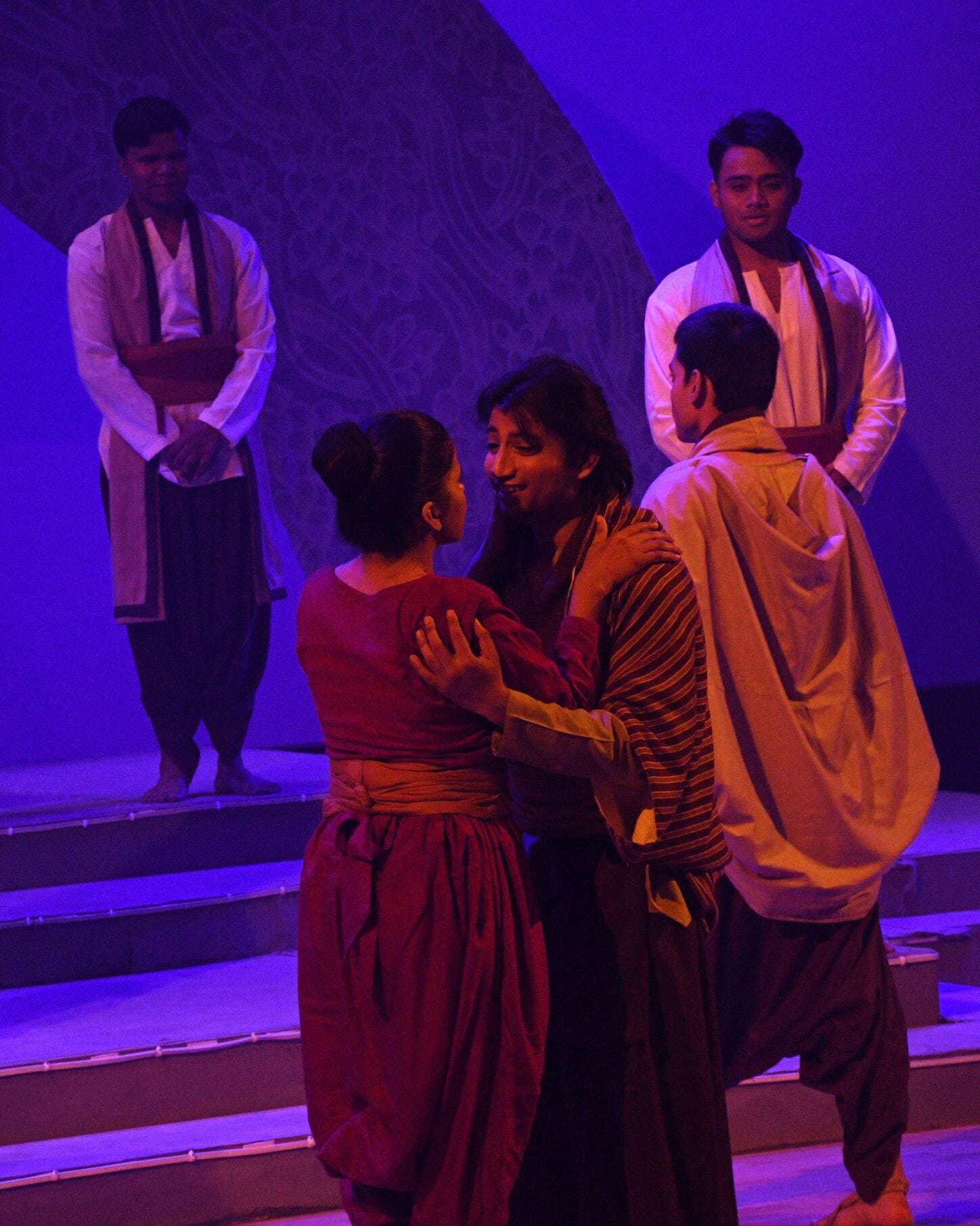 बीएनए में नाटक का मंचन करते कलाकार।