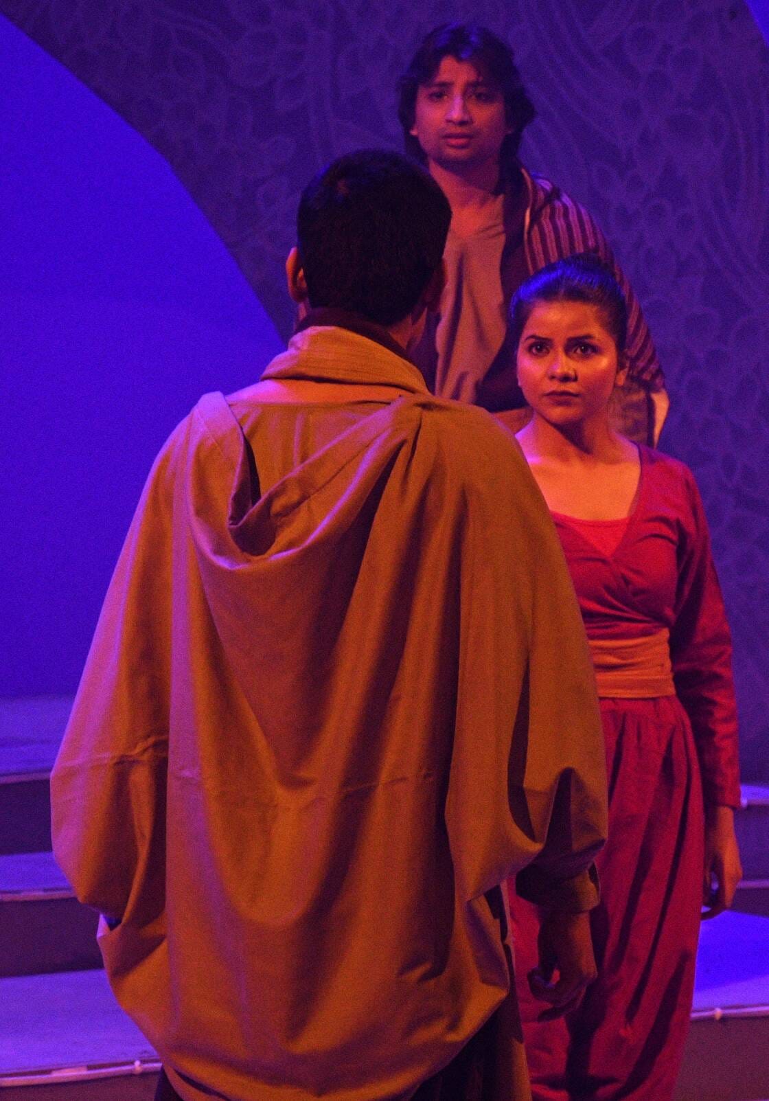 बीएनए में नाटक का मंचन करते कलाकार।