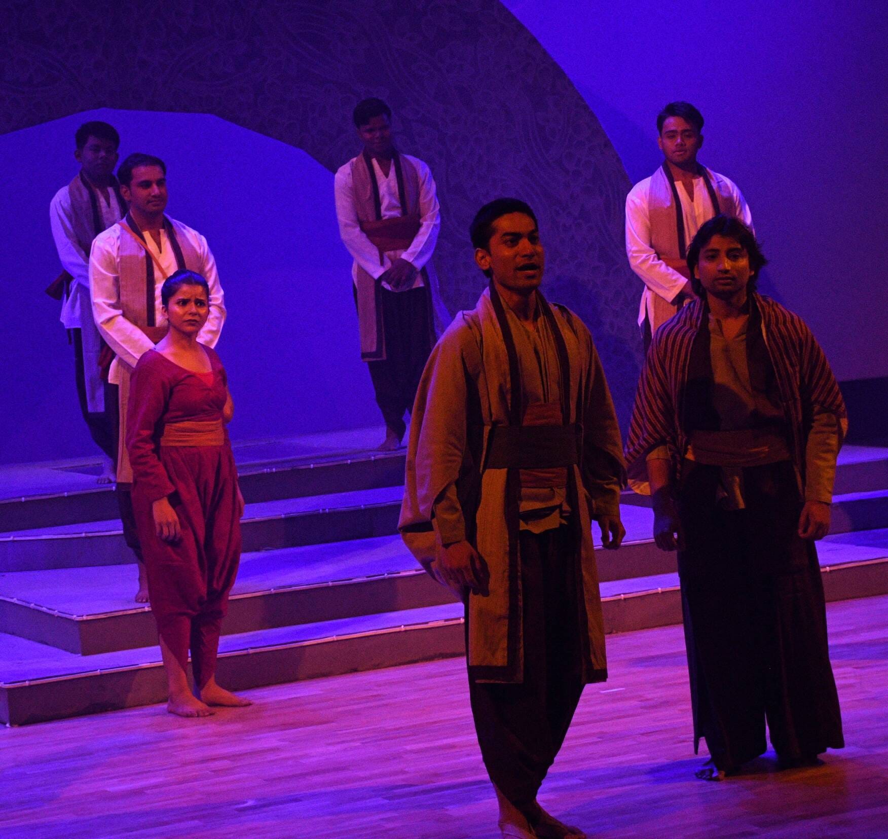 बीएनए में नाटक का मंचन करते कलाकार।