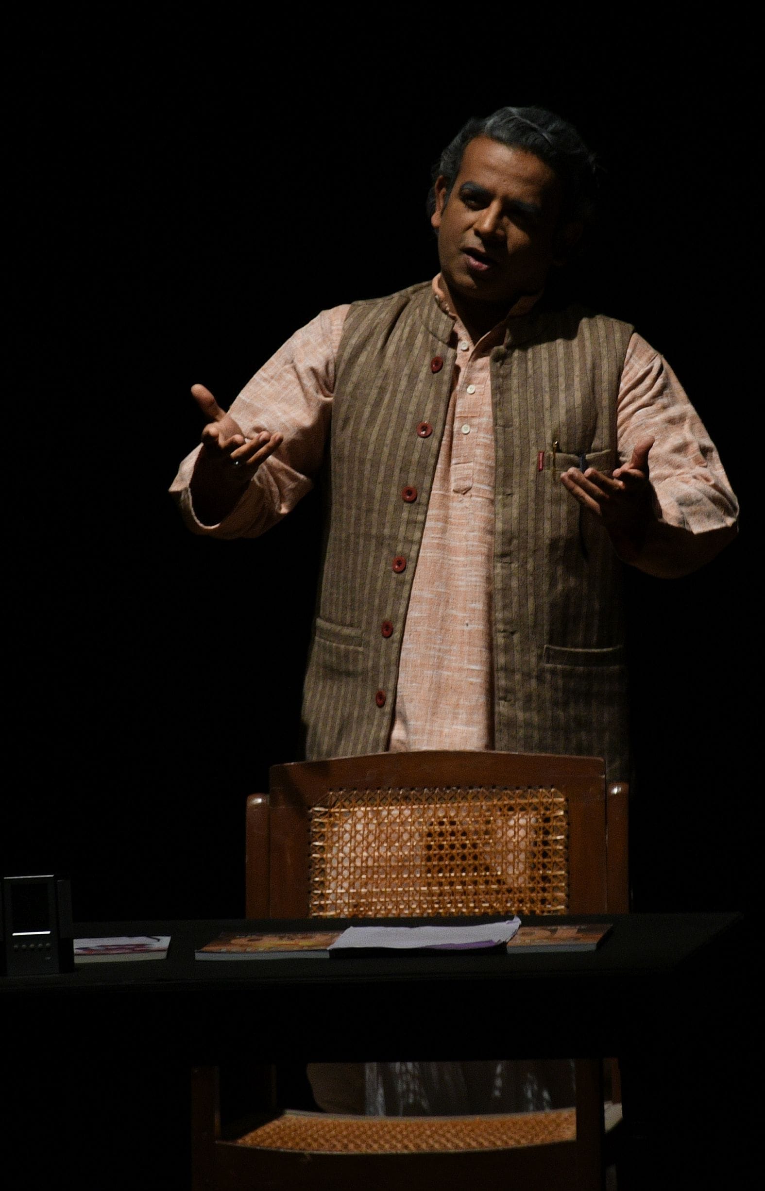 बीएनए में नाटक में अभिनय करते विपिन कुमार।