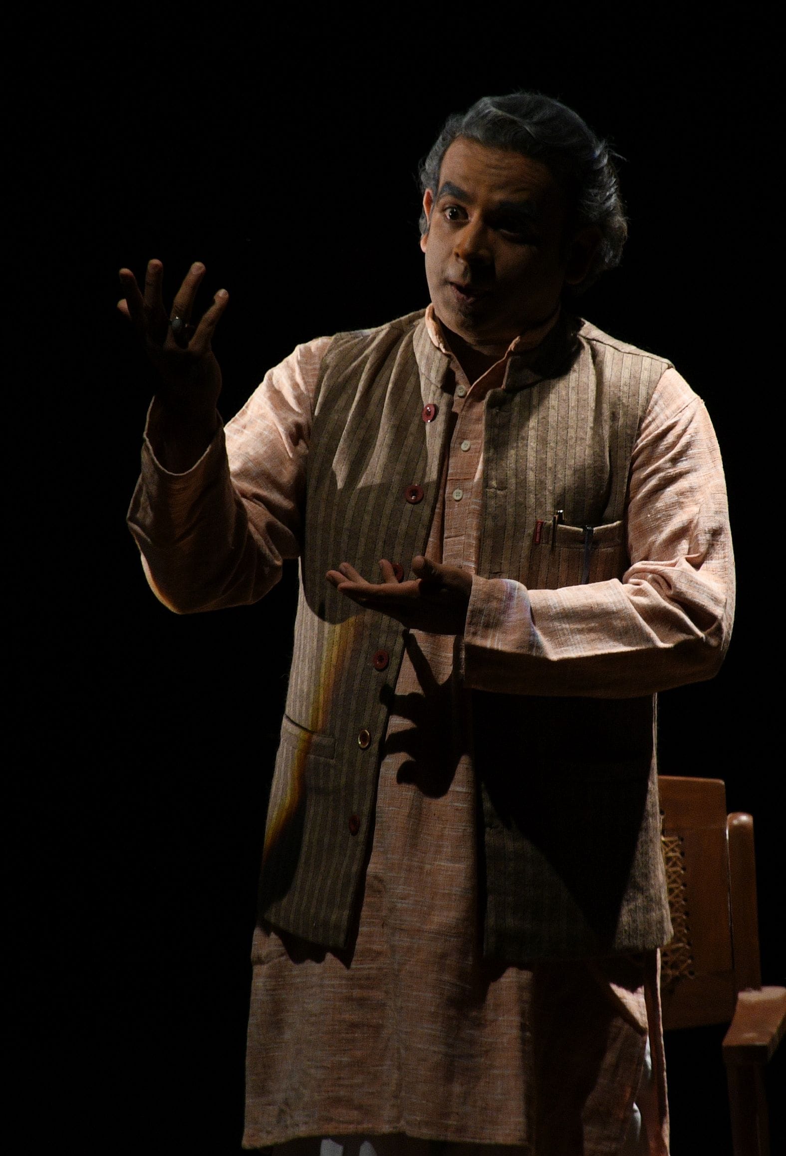 बीएनए में नाटक में अभिनय करते विपिन कुमार।