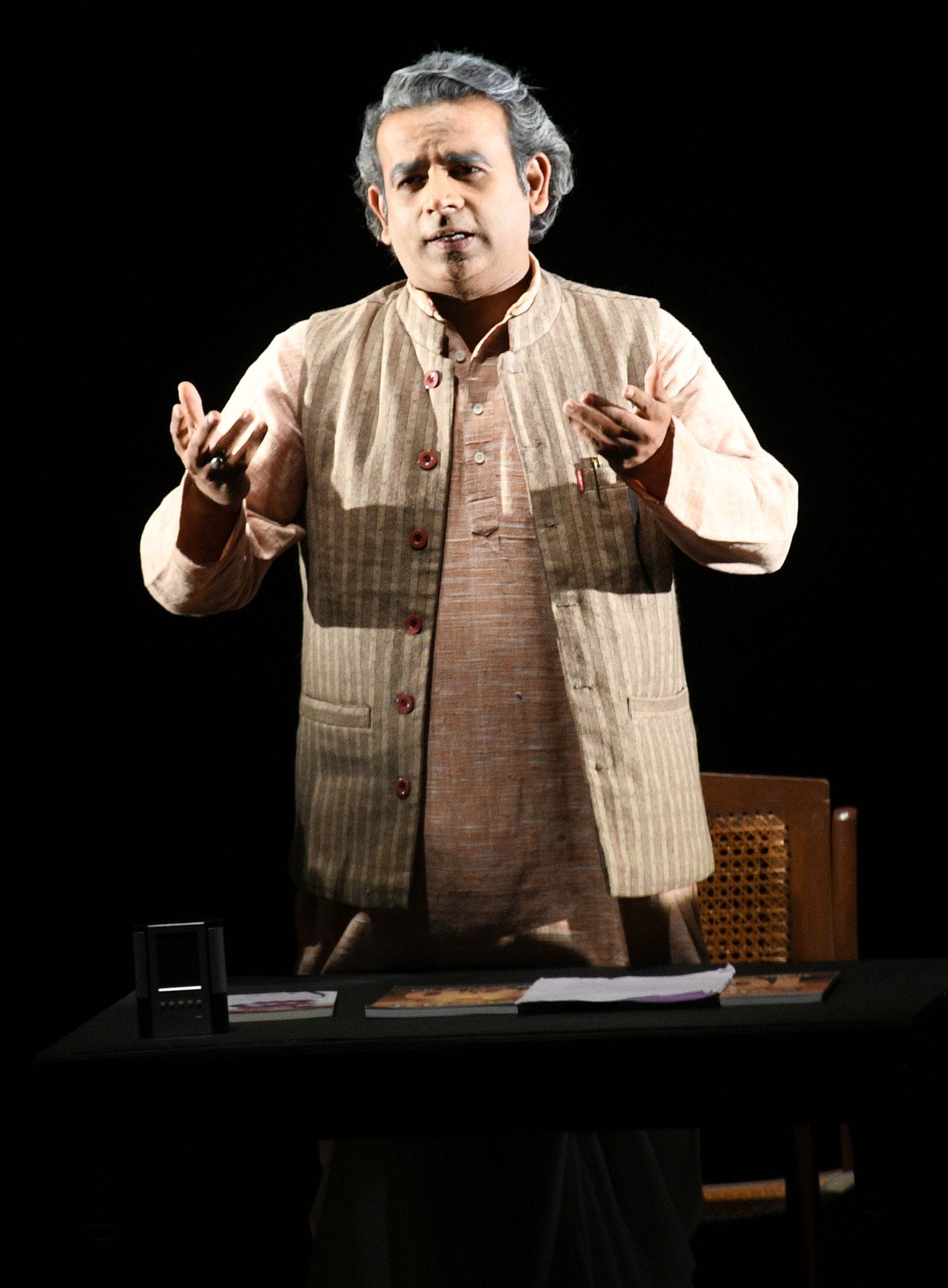 बीएनए में नाटक में अभिनय करते विपिन कुमार।