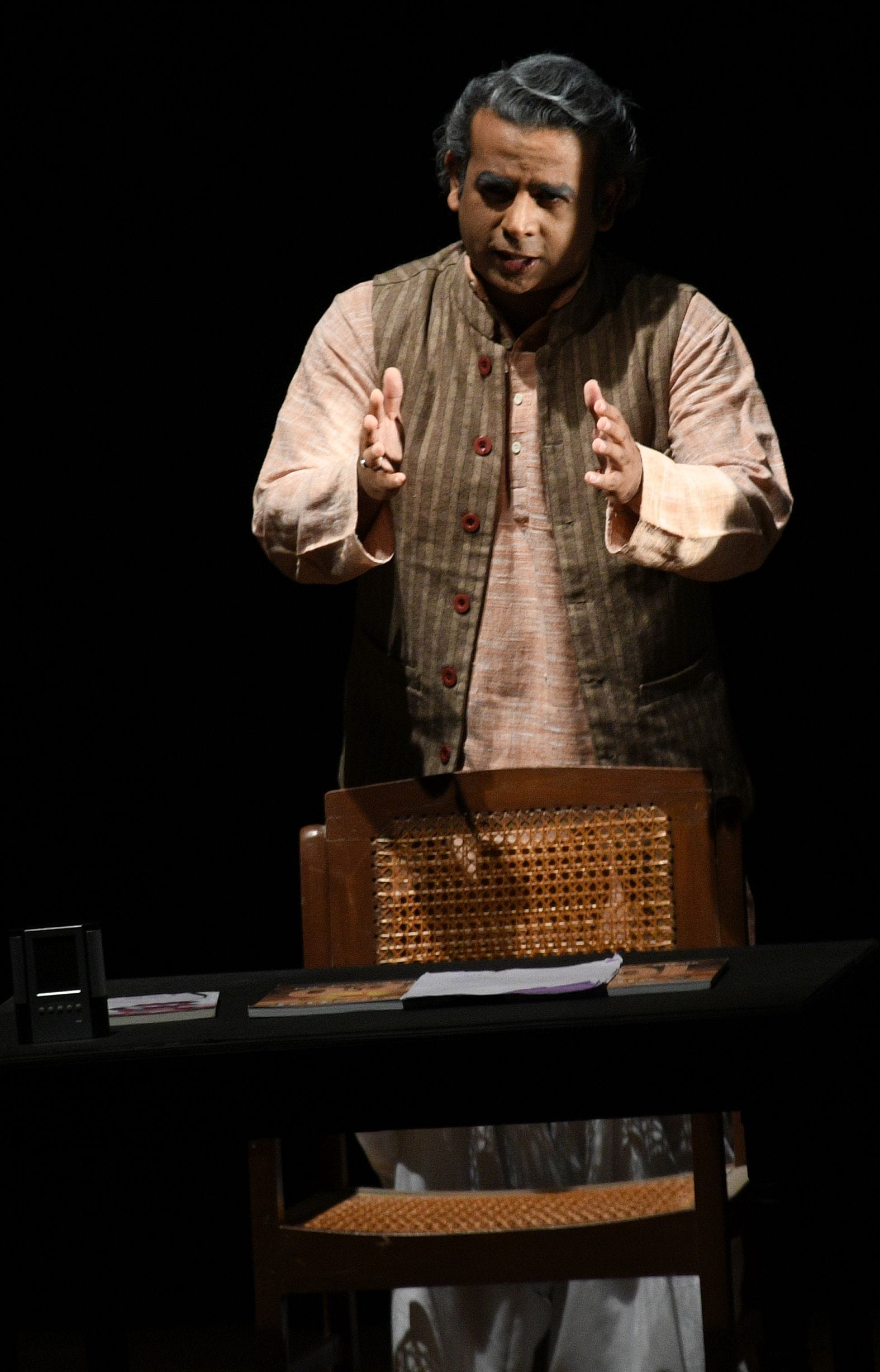 बीएनए में नाटक में अभिनय करते विपिन कुमार।