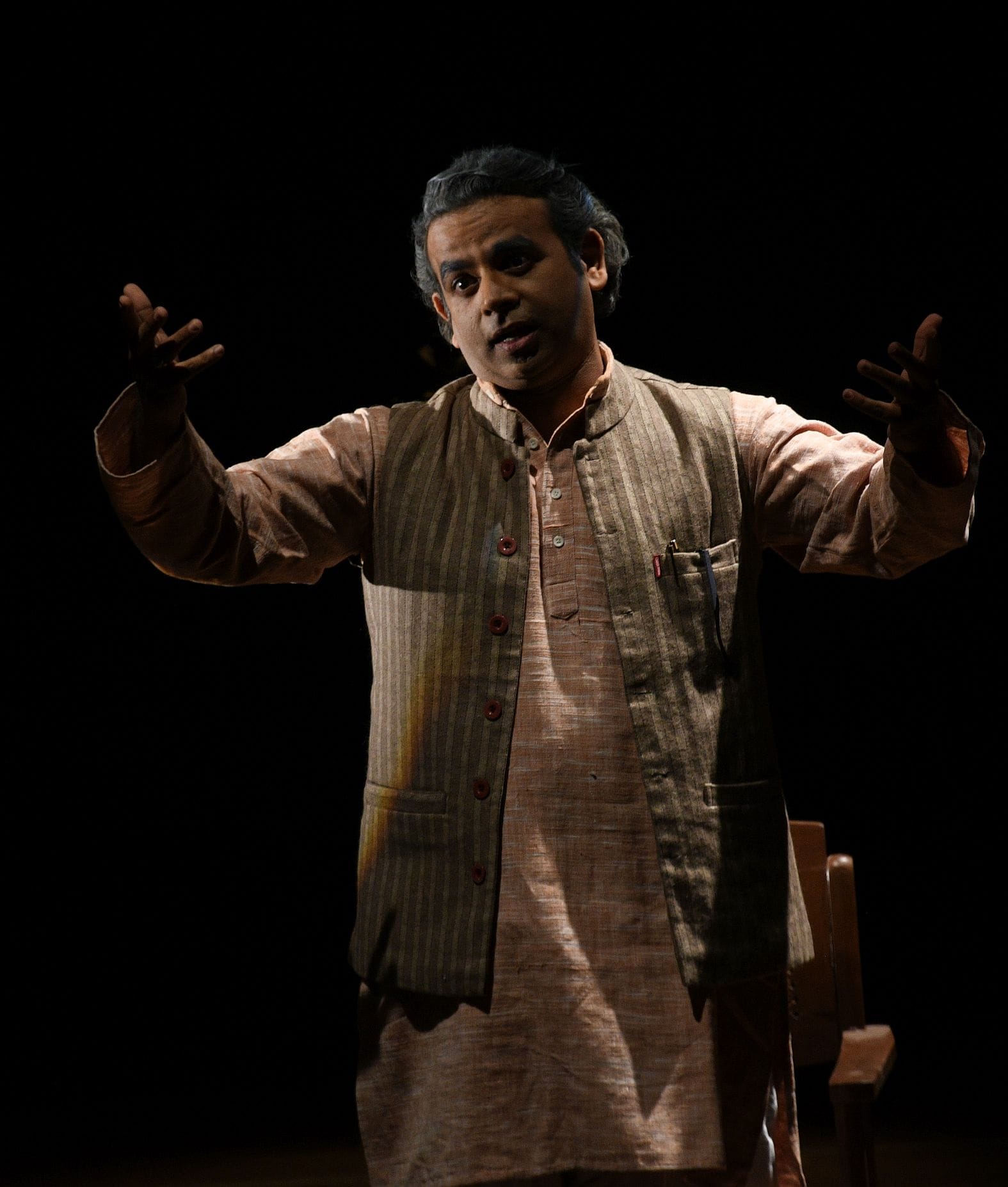 बीएनए में नाटक में अभिनय करते विपिन कुमार।