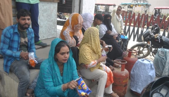 भारत गैस एजेंसी पर गैस सिलिंडर लेने के लिए लगी लोगों की भीड़। संवाद