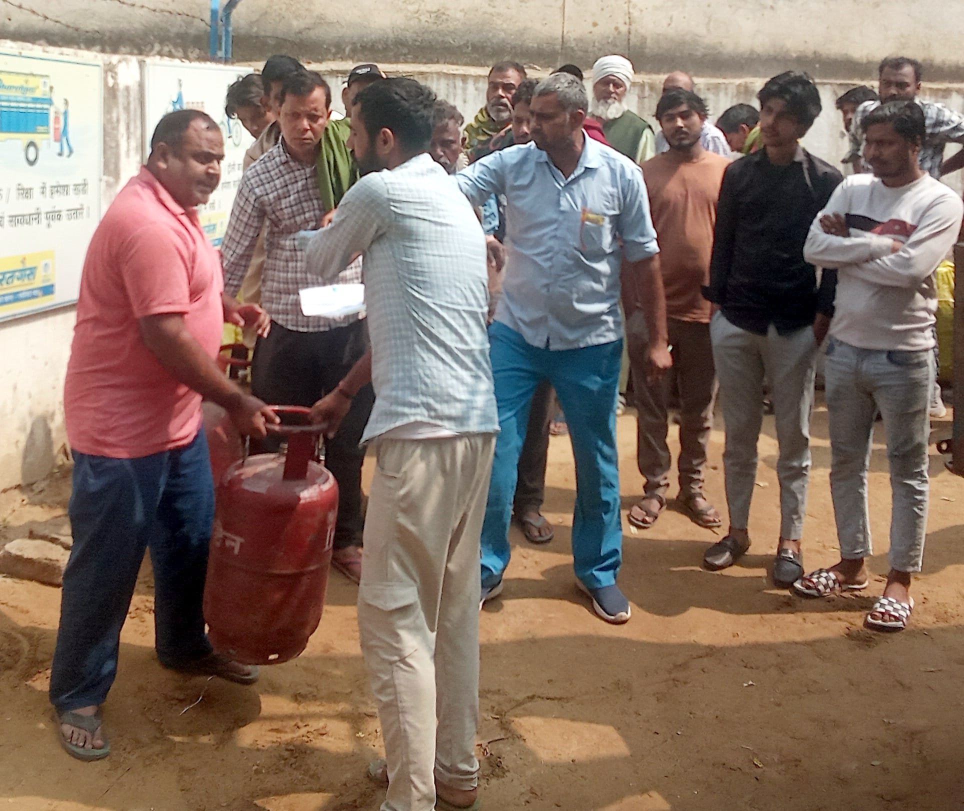 बनत के भारत गैस गोदाम पर सिलिंडर न मिलने पर हंगामा करते उपभोक्ता ।  संवाद